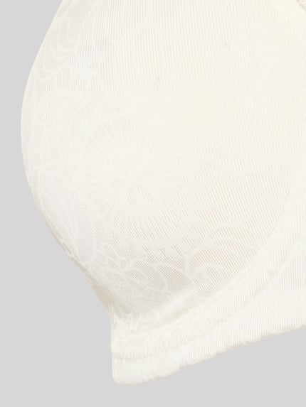 Vrouwenmodel draagt BH met haakjessluiting van Triumph, materiaalmix met stretch, nauwsluitend model, detailopname.
