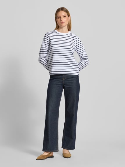Vrouwenmodel draagt shirt met lange mouwen model 'CAMINO' van Samsøe Samsøe van puur katoen, regular fit, all-over look, ronde hals, dames, ruglengte bij maat S 58 cm, geheel lichaamsaanzicht van voren.
