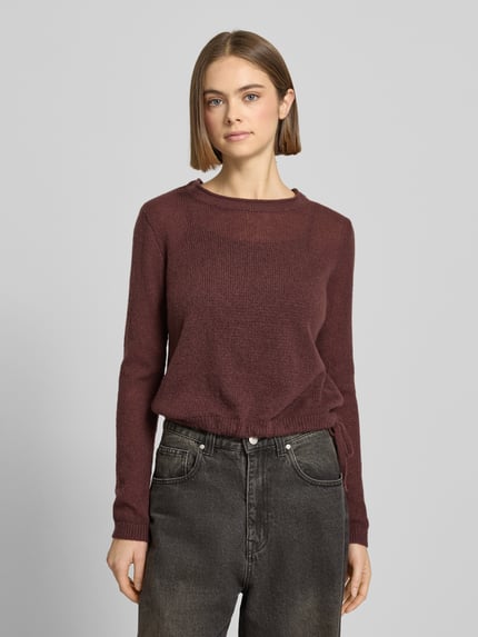 Vrouwenmodel draagt Rundhals Pullover met Tunnelzug van Review, bordeaux, losse pasvorm, geribde boorden, vooraanzicht borst close-up.
