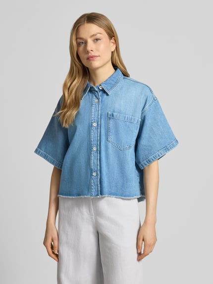 Frauenmodel trägt Relaxed Fit Hemdbluse mit Lyocell-Anteil Modell 'Zuri' von Raffaello Rossi, Denim-Optik, Kurzarm, Frontansicht, Nahaufnahme Oberkörper. Baumwoll-Mix, durchgehende Knopfleiste, Brusttasche, Hemdblusenkragen.