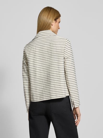 Frauenmodel trägt Blazer mit Reverskragen und Leistentaschen von Luisa Cerano, creme mit feinen schwarzen Streifen, Ganzkörperansicht Rückansicht. Gerader Schnitt, Doppelknopfverschluss, Rückenlänge 58 cm, Brustweite 53 cm, Ärmellänge 61 cm.