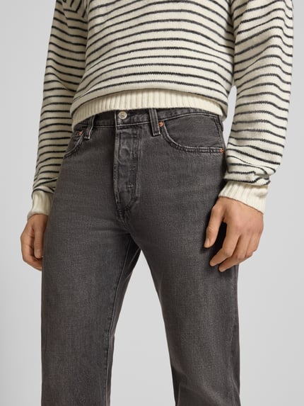 Mannenmodel draagt Regular Fit Jeans met steekzakken model '501®' van Levi's®, katoen, used-look, close-up bovenlichaam.