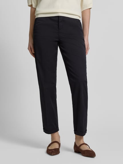 Frauenmodel trägt Chino mit Eingrifftaschen von MAC, dunkle Farbe, Baumwoll-Elasthan-Mix, Regular Fit, Nahaufnahme Unterkörper, Vorderansicht.