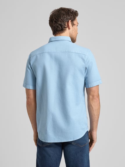 Männermodel trägt Regular Fit Freizeithemd aus reiner Baumwolle von Tom Tailor in Optik: Unifarben mit Struktur, Rückenpasse, Ganzkörperansicht Rückansicht.
