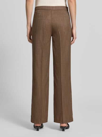 Frauenmodel trägt Wide Fit Hose mit aufgesetzten Taschen von Christian Berg Woman, brauner Material-Mix, Ganzkörperansicht Rückansicht.
