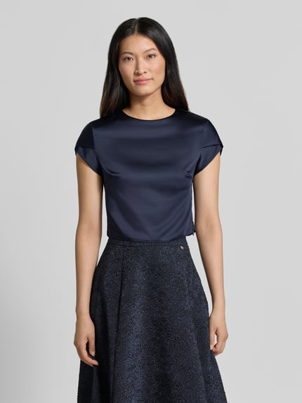 Frauenmodel trägt Bluse aus Satin von Rinascimento in Dunkelblau mit Rundhalsausschnitt, gerader Passform, Material-Mix, Nahaufnahme Oberkörper.