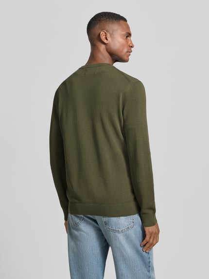 Männermodel trägt Regular Fit Pullover aus reiner Baumwolle von Marc O'Polo, Optik: Unifarben, Materialverarbeitung: Piqué, Ganzkörperansicht Rückansicht.