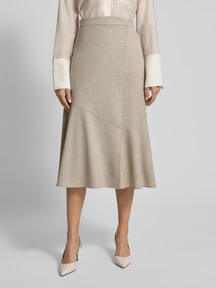 Frauenmodel trägt Ausgestellter Midi-Rock aus reiner Schurwolle Modell 'VULERAN' von BOSS, Optik: Unifarben, Länge: Midi, Passform: Ausgestellt, Label-Applikation, Label-Stitching, Knopf- und Schiebehaken-Verschluss, Saum: gerade, Material: reine Schurwolle, Ganzkörperansicht von vorne.