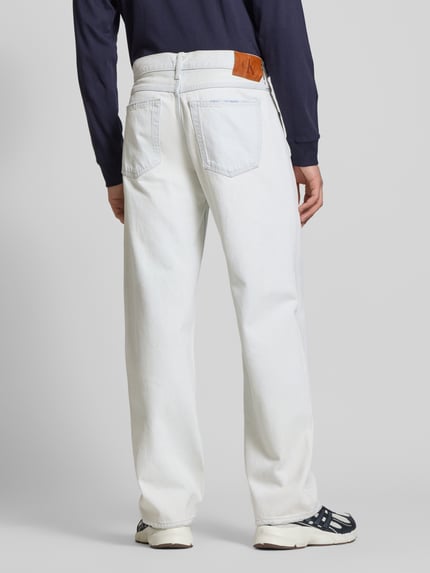 Mannenmodel draagt Straight Fit Jeans im Used-Look van Calvin Klein Jeans, blauwe en witte tinten, rechte pasvorm, katoenen textuur, achteraanzicht volledige lichaamsfoto, herenjeans met steekzakken, taillewijdte 44 cm, binnenbeenlengte 78 cm bij maat 32/32.