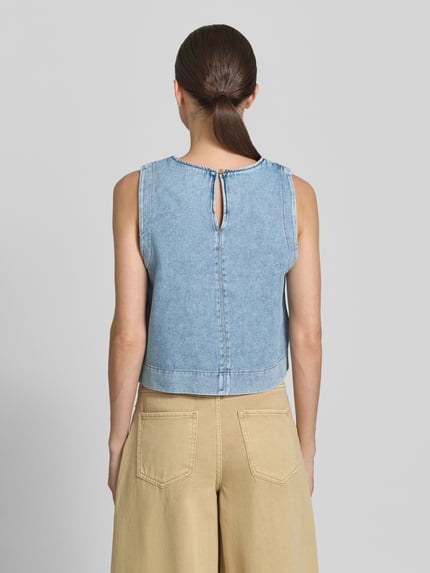Frauenmodel trägt Blusentop in Denim-Optik mit Rundhalsausschnitt von Jake*s Casual aus Reine Baumwolle, Regular-Fit, Rückenlänge 46 cm, Ganzkörperansicht Rückansicht.