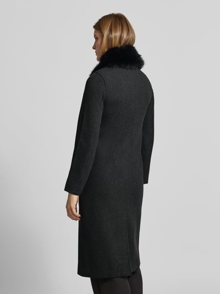 Frauenmodel trägt Wollmantel mit Webpelzkragen von VERO MODA in Dunkelgrau mit Struktur, Zierknöpfe, Gehschlitz, Longline, Ganzkörperansicht Rückansicht.