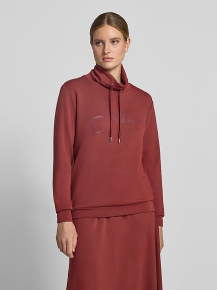 Vrouwenmodel draagt Regular Fit sweatshirt uit pure modalmix model 'BANU' van Soyaconcept in roestbruin met zachte textuur, Dames sweatshirt, Ganzkörperansicht van voren.