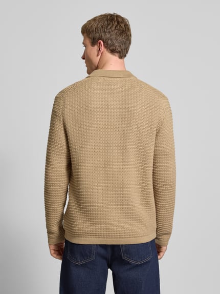 Männermodel trägt Regular Fit Strickjacke aus reiner Baumwolle von Marc O'Polo Denim, Optik: Unifarben, Struktur, Ganzkörperansicht Rückansicht.