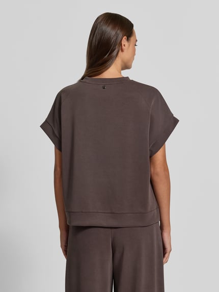 Frauenmodel trägt Sweatshirt aus Micromodal-Mix mit Rundhalsausschnitt von Rich & Royal in Braun, glatte Textur, Ganzkörperansicht Rückansicht.