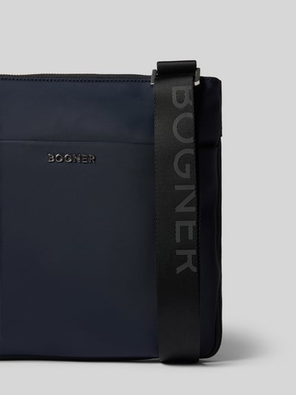 Produktfoto, Shoulder Bag mit Logo-Detail Modell 'Serena' von BOGNER in Dunkelblau, glatte Textur, Reißverschluss, verstellbarer Schulterriemen, Maße 28x28x3 cm, Länge Schulterriemen 118 cm.