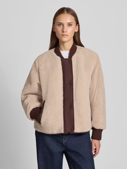 Frauenmodel trägt Regular Fit Blouson mit Wendefunktion von Marc O'Polo DENIM in Beige und Braun, weiche Textur, Ganzkörperansicht von vorne.