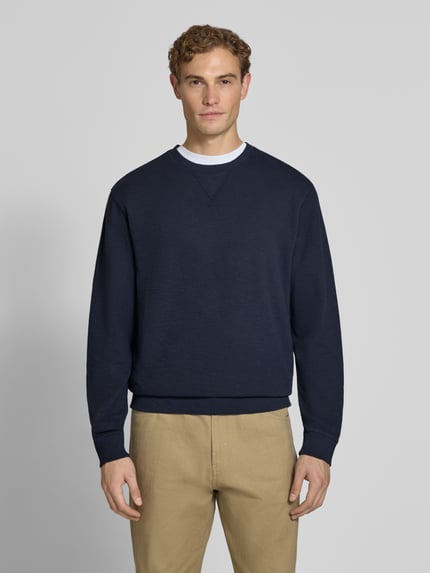 Męskimodel nosi Regular Fit Sweatshirt aus Baumwoll-Mix von Scotch & Soda, ciemnogranatowy, okrągły dekolt, elastyczne wykończenia, długość tyłu 61 cm, długość rękawów 70 cm, Ganzkörperansicht von vorne