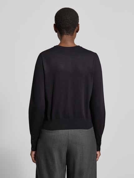 Vrouwenmodel draagt Regular Fit Cardigan met decoratieve mouwknopen van JAKE*S WOMAN COLLECTION, unikleurig, cropped, ronde hals, lange mouwen, geribde boorden, achterkant, Ganzkörperansicht Rückansicht.
