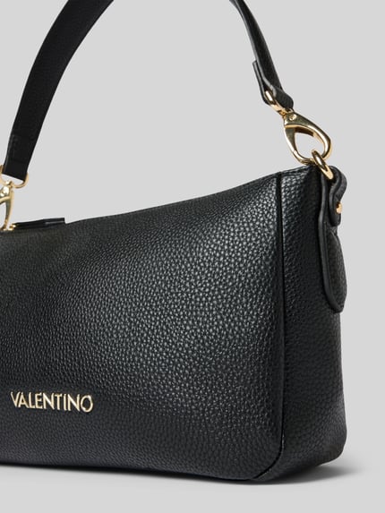 Produktfoto, Shoulder Bag mit Logo-Applikation Modell 'Brixton' von VALENTINO BAGS, Leder-Optik in Schwarz, Strukturmuster, goldene Details, Hauptfach mit Reißverschluss, abnehmbarer Schulterriemen, 27x15x8 cm