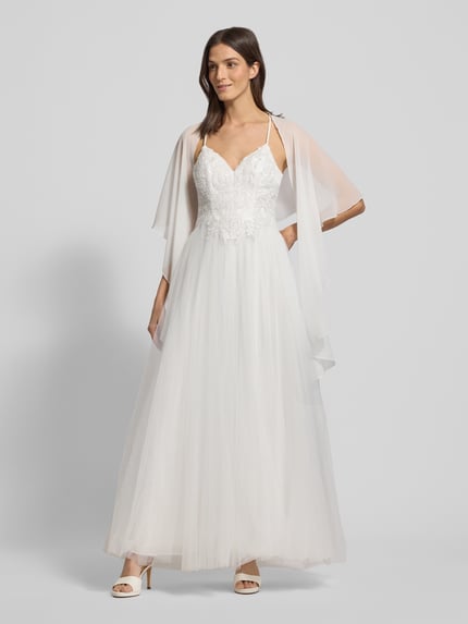 Frauenmodel trägt Stola aus Chiffon mit Knopfverschluss von Vera Mont, fließender Stoff, helle Farben, Ganzkörperansicht von vorne.