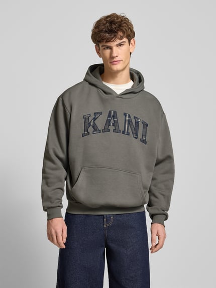 Mannelijk model draagt Hoodie met Label-Stitching en Känguru-Tasche van KARL KANI, katoenmix, regular fit, grijs, voorkant, half totaal.