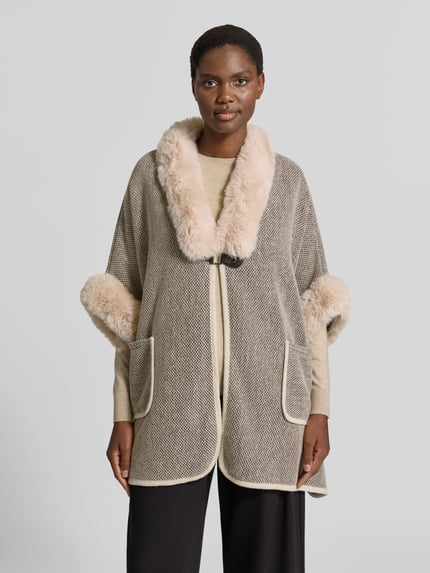Frauenmodel trägt Jacke mit Kunstfell und 1/2-Arm von Apricot, beige-graues Muster, aufgesetzte Taschen, Relaxed Fit, Ganzkörperansicht von vorne