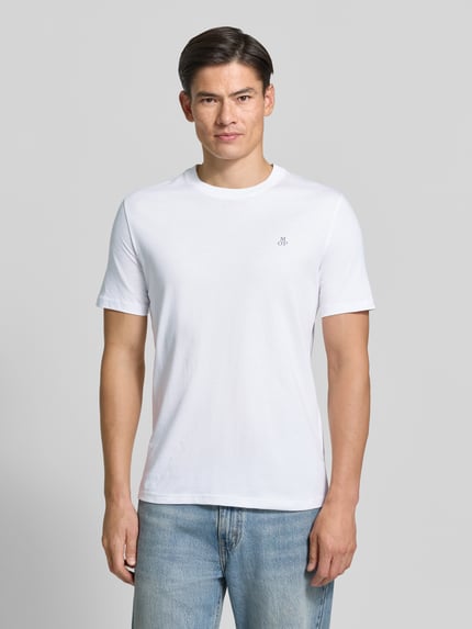 Männermodel trägt weißes Regular Fit T-Shirt Set aus reiner Baumwolle im 2er-Pack von Marc O'Polo, Herren T-Shirt Set, Ganzkörperansicht von vorne.