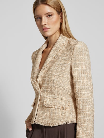 Frauenmodel trägt Regular Fit Blazer mit Fransen Modell 'Julice' von JOOP!, beiger Material-Mix mit Struktur, Reverskragen, Nahaufnahme Oberkörper.
