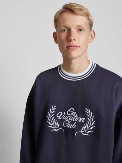 On Vacation Sweatshirt mit Label-Print Modell 'Laurel' Marine 3