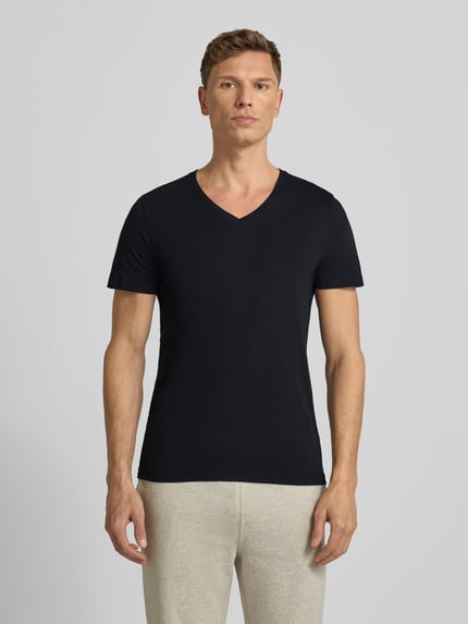Männermodel trägt T-Shirt mit V-Ausschnitt im 2er-Pack von MCNEAL, Herren T-Shirt aus reiner Baumwolle, Slim-Fit, Ganzkörperansicht von vorne.