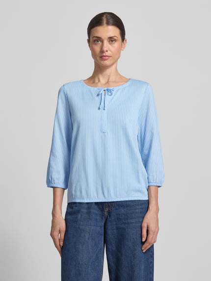 Frauenmodel trägt Regular Fit T-Shirt aus Baumwoll-Mix von Tom Tailor in Hellblau, gestreift, V-Ausschnitt, Feinripp, Ganzkörperansicht von vorne.