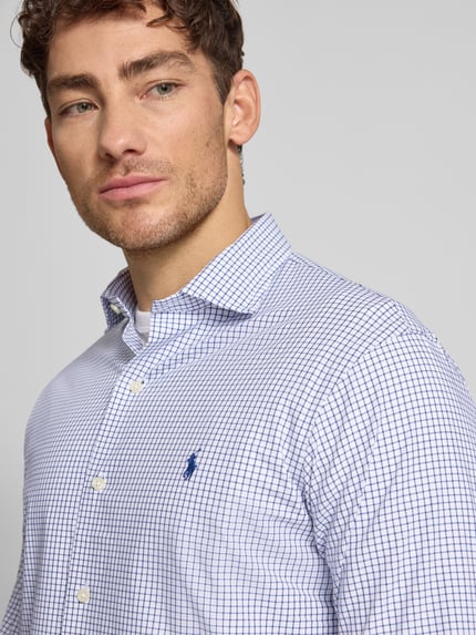 Männermodel trägt Freizeithemd mit Knopfleiste von Polo Ralph Lauren, Baumwoll-Elasthan-Mix, Label-Stitching, Nahaufnahme Oberkörper.