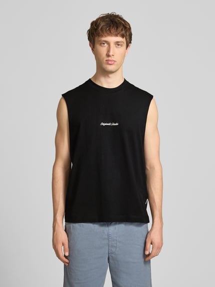 Männermodel trägt T-Shirt mit Stitching von Jack & Jones in Schwarz, reine Baumwolle, Relaxed Fit, Rundhalsausschnitt, Ganzkörperansicht von vorne.