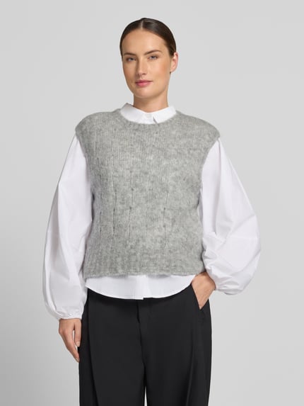 Frauenmodel trägt Regular Fit Pullunder aus Alpaka-Mix mit Schurwoll-Anteil von Lanius, grau, Lochmuster, Rundhalsausschnitt, ärmellos, Ganzkörperansicht von vorne.