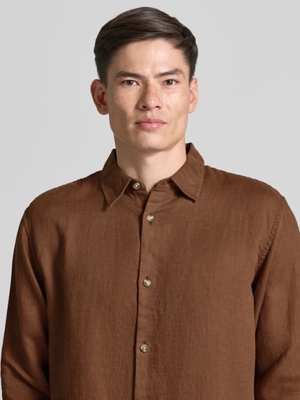 Männermodel trägt Regular Fit Leinenhemd mit Kentkragen von GAP in Braun, reine Leinen, Knopfleiste, Nahaufnahme Oberkörper. Rückenlänge 71 cm, Schulterbreite 49 cm, Ärmellänge 64 cm bei Größe M.