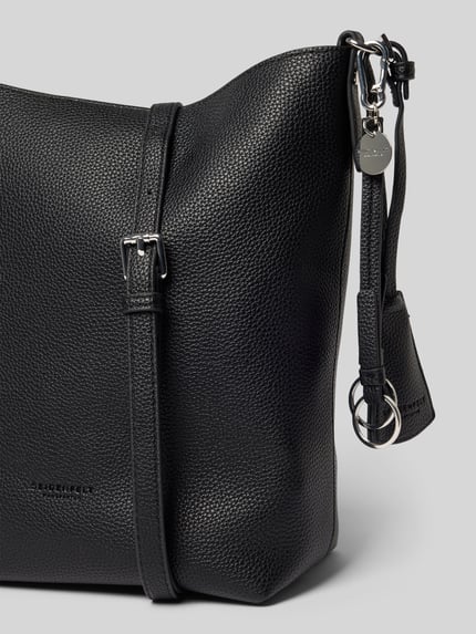 Productfoto, zwarte dames tas Hobo Bag met Logo-Prägung model 'LOHJA' van Seidenfelt, hoofdvak met magneetsluiting, verstelbare schouderband, logohanger en logodetail, ritsvak binnenin, afmetingen maat 1: breedte 30 cm, lengte 29 cm, diepte 13 cm, bandlengte 84 cm