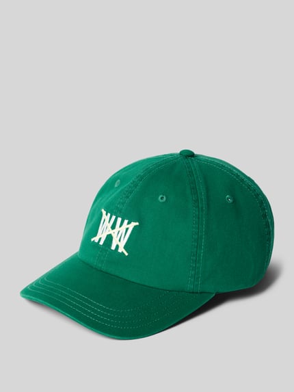 Produktfoto, grüne Base Cap mit weißem Logo-Stitching Modell 'Taxi' von Wood Wood, reine Baumwolle, Strapback, auf grauem Hintergrund