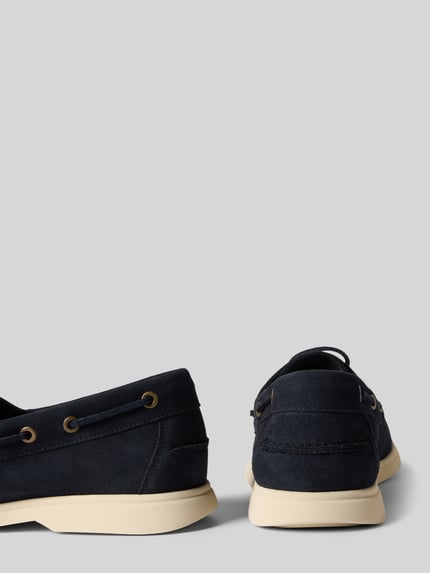 Produktfoto, Bootsschuhe aus Veloursleder von BOSS in Two-Tone-Optik mit Schnürung, dunkelblau und beige, weiche Veloursleder-Textur.
