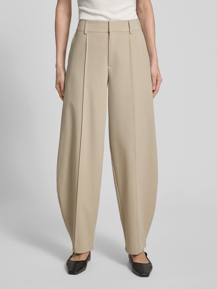 Vrouwenmodel draagt Barrel Fit Hose met Längsnähten Modell 'Pija' van mbyM in beige, materiaal-mix met viscose, voorkant, totaalbeeld.