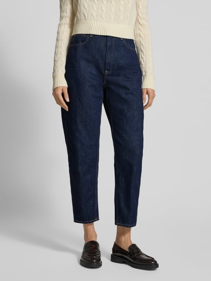 Frauenmodel trägt Ankle Straight Fit Jeans mit Eingrifftaschen von Polo Ralph Lauren aus reiner Baumwolle in Dunkelblau, verkürzte Passform, Ganzkörperansicht von vorne.
