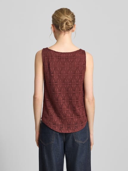 Vrouwenmodel draagt Regular Fit Tank Top Modell 'MAYA' van Vero Moda in effen bordeaux met kant, ronde hals en brede bandjes, afgeronde zoom, rugaanzicht, kleur en textuur duidelijk zichtbaar