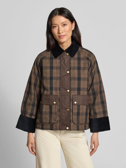 Vrouwenmodel draagt Regular Fit Hemdjacke met all-over motief van GANT in bruine tinten, Dames parka, voorkant volledige lichaamsweergave.