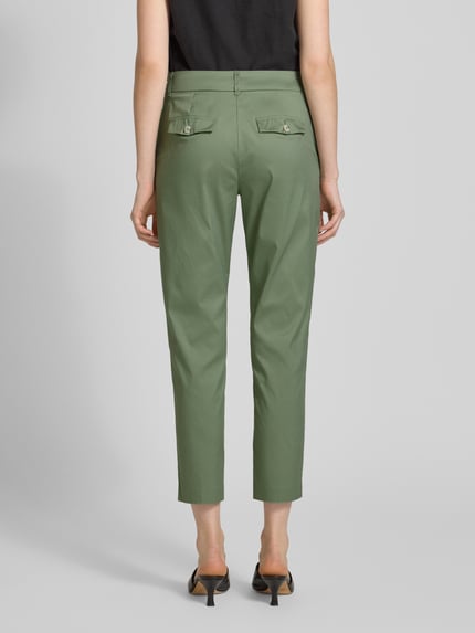 Vrouwenmodel draagt Slim Fit Stoffhose in verkürzter Passform van Christian Berg Woman in lichtgroen katoenmix met steekzakken, achterzakken en knoop- en ritssluiting, slim fit, verkort, maat 36 bandwijdte 40 cm, binnenbeenlengte 68 cm. Ganzkörperansicht Rückansicht.