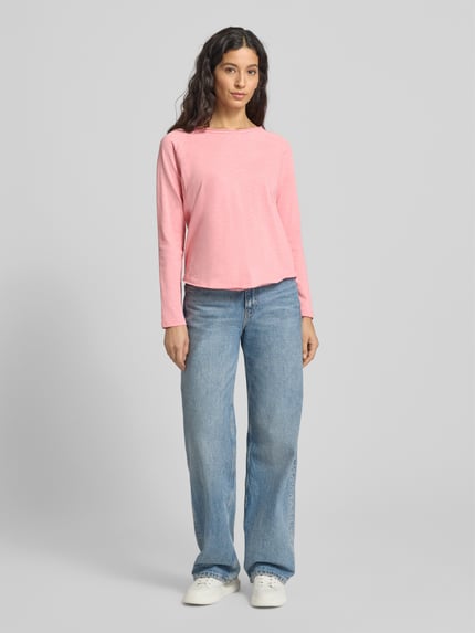 Vrouwenmodel draagt Longsleeve met ronde hals van Smith and Soul in roze, recht model, biologisch katoen, ruglengte maat S 56 cm, vooraanzicht hele lichaam.