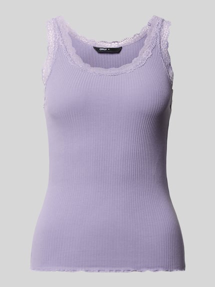 Productfoto, lila ribgebreid Slim Fit Tank Top uit katoenmix Modell 'SARA' van Only, zachte structuur, kanten afwerking