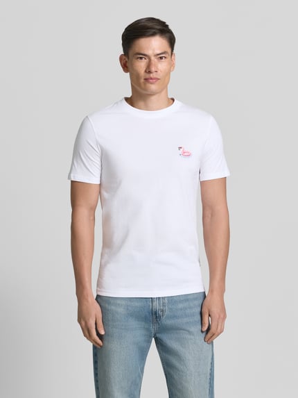 Männermodel trägt T-Shirt mit Stitching und Rundhalsausschnitt von Lindbergh, Reine Baumwolle, Slim-Fit. Ganzkörperansicht von vorne.