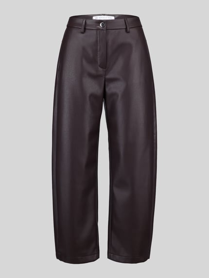 Produktfoto, ciemnobrązowe spodnie ze skóry lub ekoskóry o kroju regular fit, matowa tekstura, Regular Fit Leder- / Kunstlederhose mit Label-Detail Modell 'PHIBI' od Raffaello Rossi, damskie spodnie ze skóry lub ekoskóry od Raffaello Rossi