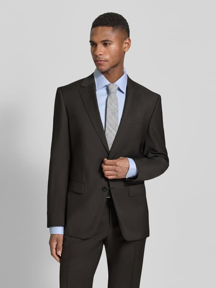 Männermodel trägt Slim Fit Anzug aus reiner Schurwolle Modell 'H-HUGE-2PCS-253' von BOSS, efekt: wzór na całej powierzchni, komplet, 2-knopfverschluss, marynarka z rozcięciem z tyłu, kanty, szlufki na pasek, kołnierz z połami, długi rękaw, zakończenie rękawów nachodzące na siebie guziki, kieszeń na piersi, kieszenie z patką, wpuszczane kieszenie z tyłu, materiale: czysta żywa wełna, Ganzkörperansicht von vorne