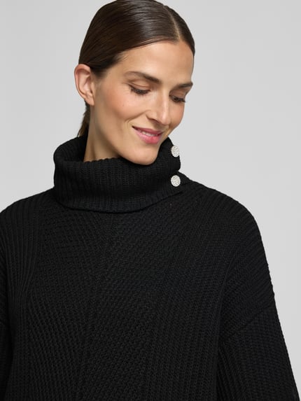 Frauenmodel trägt Strickkleid mit Rollkragen von Liu Jo White, schwarze grobe Stricktextur, sichtbare Zierknöpfe, Nahaufnahme Oberkörper.