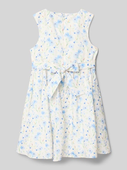 Mädchen trägt Regular Fit Kleid mit floralem Allover-Print von DANAMADE, helles Blau-Weiß, Nahtreißverschluss, Rückenlänge 63 cm, Ganzkörperansicht Rückansicht.